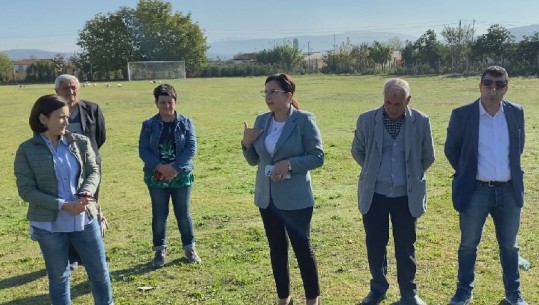 Bankers rikonstruksion fushës së sportit në Zharrës, investim edhe në zyrat e administratës