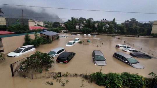 Më shumë se 200 të vdekur në Indi dhe Nepal nga përmbytjet dhe reshjet që nuk janë parë prej vitesh