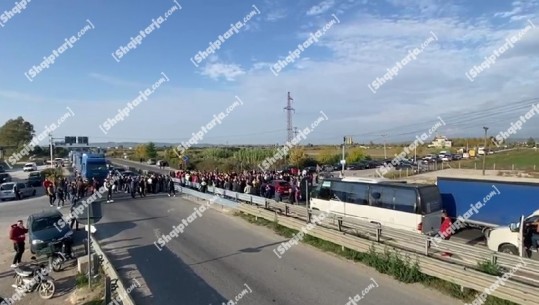 VIDEO/ Banorët kundër barrierave metalike në anë të autostradës Lushnje-Fier, dalin në protestë! 'Reflektojnë' autoritetet, rikthehet situata siç ishte
