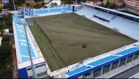 Shtrohet qilimi i blertë në stadiumin e Kukësit, Rama: Përmbyllet edhe kjo vepër e re (VIDEO)