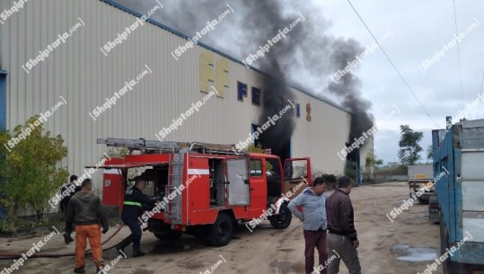 VIDEO/Zjarri në një punishte druri në Gjirokastër, punonjësit ranë në kontakt me bombolën e gazit teksa po punonin me oksigjen! Nuk ka të lënduar