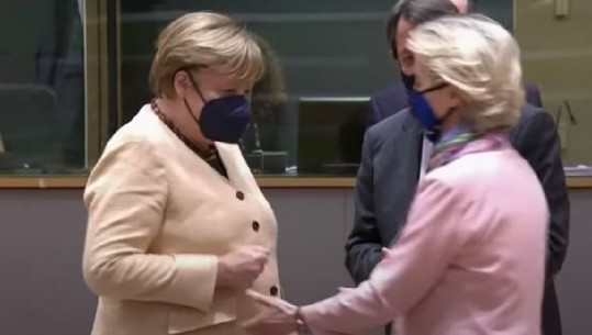 Von der Leyen kërkon t’i shtrëngoi dorën për ta përshëndetur, Merkel heziton dhe zbaton masat anti-COVID, momenti bëhet viral 