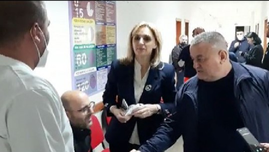18 të shtruar me shenja helmimi në Krujë, deputetja e PD-së viziton qytetarët në spital
