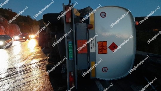 Përmbyset autoboti me naftë në Qafë Thanë, derdhet karburanti në rrugë! Ndotet zona, vështirësi në qarkullim (FOTO+VIDEO)