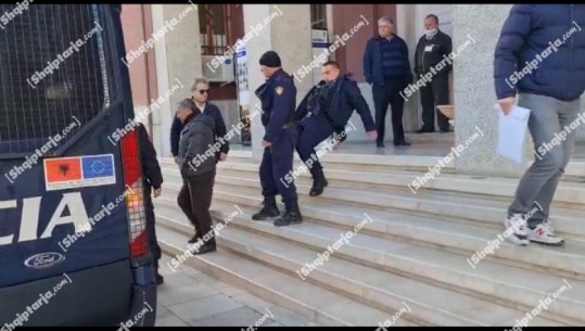 VIDEOLAJM/ Policinë 'nuk e mbajnë këmbët' në aksionin në Bashkinë e Durrësit, efektivi rrëzohet te shkallët