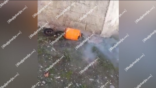 VIDEO/ Shpërthen në flakë bombola e gazit, shkatërrohet banjo dhe korridori i banesës