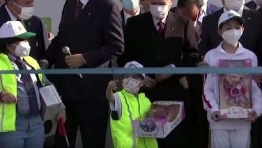 Ndodh sërish! E paralajmëruan disa herë, vajza e vogël ‘nuk dëgjon’ pret shiritin e inaugurimit të Erdogan dy herë (VIDEO)