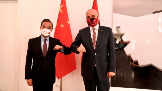 Ministri i Jashtëm i Kinës vizitë zyrtare në Shqipëri, takime me Ramën e Metën: Të forcojmë më tej marrëdhëniet mes dy vendeve