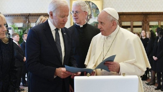 Presidenti Joe Biden takon Papa Françeskun, e falënderon për mbrojtjen e të varfërve në gjithë botën