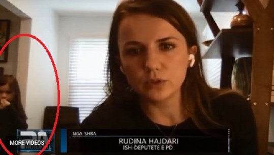 Detaji i veçantë në intervistën e Rudina Hajdari në 'Pa Protokoll'! VIDEO nga momenti kur vajza i ndërhyn në intervistë, del në kamera