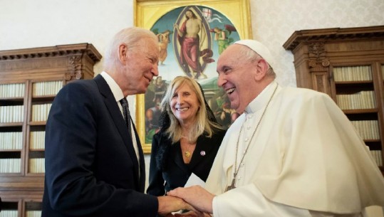 Papa Françesku e quan Biden një 'katolik të mirë' mes debatit për abortin në SHBA