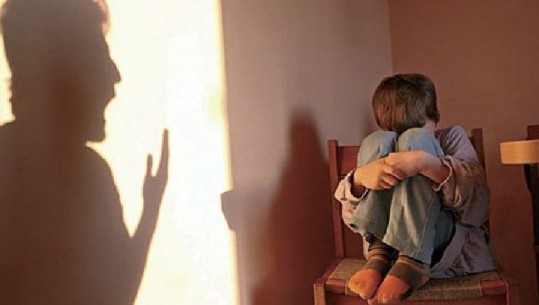 Arrestohet babai 27-vjeçar në Kamëz, bëri për spital vajzën 6-vjeçare! E ëma e të miturës denoncoi dhunën