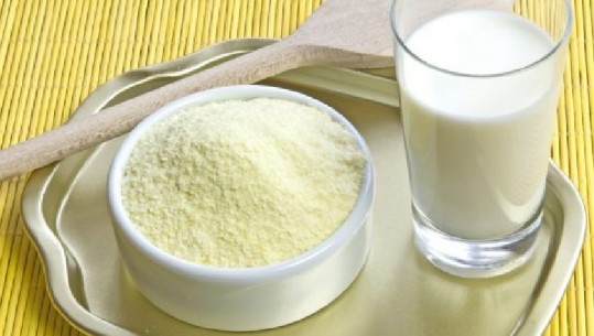 Qeveria do të taksojë qumështin pluhur që importohet! Ministria e Financave: Do paguhet 100 lekë/kg, mbështesim produktin vendas
