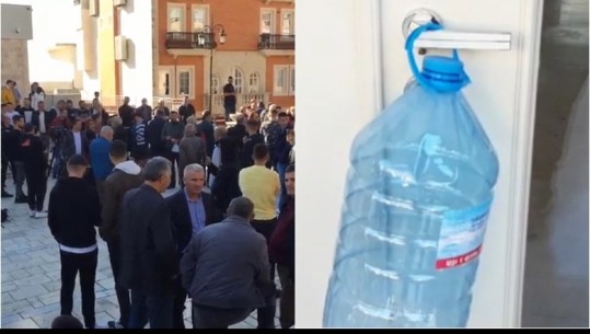 Mbi 600 të helmuar nga uji i pijshëm në Krujë, qytetarët protestë para bashkisë denoncojnë: Për ujësjellësin janë përdorur tuba nafte të marrë në Ballsh