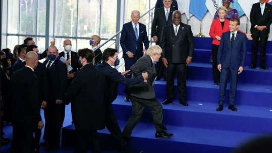 Boris, jo! Trudeau duket se do të mbajë kryeministrin e Mbretërisë së Bashkuar ndërsa ai akuzoi Macron në foton e G20