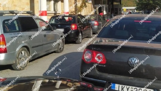 Radhë automjetesh në Kapshticë, shkak fluksi i turistëve dhe emigrantëve shqiptarë, situata drejt normalizimit