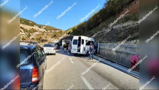 Minibusi përplaset me furgonin në aksin Qafë-Thanë-Librazhd, ndërron jetë 60-vjeçari, plagosen 4 pasagjerë