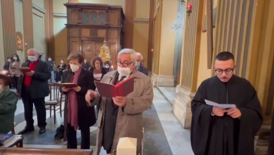 Meta duke u lutur në kishë, shpërndan poezinë arbëreshe: Një himn për mbrojtjen e Shqipërisë, ku lartësohet Besa
