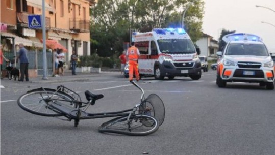 Aksident në Tiranë, makina përplas drejtuesin e biçikletës, i riu përfundon në spital