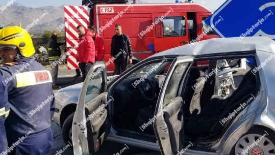 Report Tv siguron videon kur makinat bëhen copë në Koplik! Humb jetën 45-vjeçari, plagosen 2 të tjerë! Shoqërohet në polici shoferi 20-vjeçar i 'Benz-it'