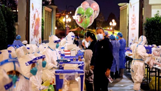 COVID-19, vetëm një rast pozitiv mbyll ‘Disneyland’ në Shangai në Kinë