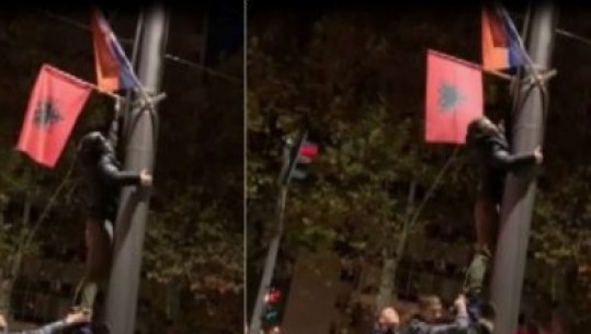 VIDEOLAJM/ Në Beograd valëviten flamujt shqiptarë me rastin e vizitës së Ramës! Një grup të rinjsh heqin një flamur dhe i vënë flakën