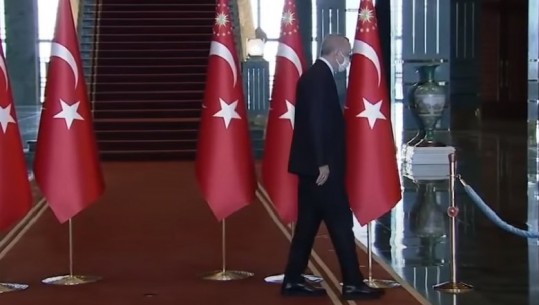 Përflitet se është sëmurë, bëhet virale video ku Erdogan mezi ecën