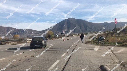 Përplasen dy makina në aksin Korçë-Kapshticë, njëri nga mjetet del nga rruga! Nuk ka të lënduar (VIDEO)