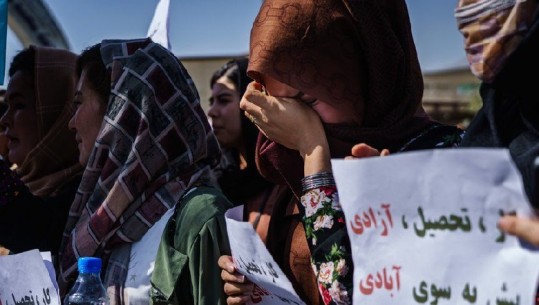 Vajzave dhe grave afgane i privohen të drejtat dhe i ‘shtypen’ ëndrrat çdo ditë! E reja ‘rikthen shpresën’, hap shkollën online: Stilolapsi në vend të armës 
