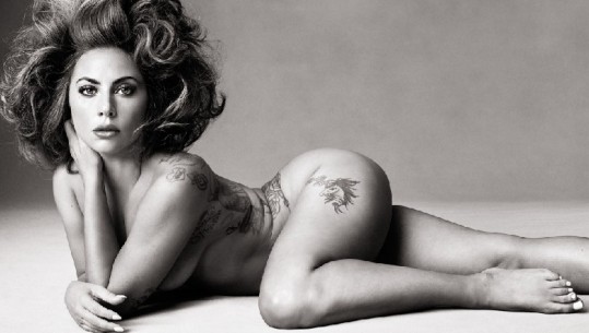 E veshur vetëm me tatuazhet, Gaga pozon nudo për Vogue! Flet për filmin e ri ku do të jetë protagoniste: Isha në rol edhe jashtë kamerave për 18 muaj 