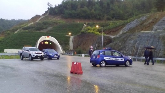 Përplasen dy automjete në autostradën Tiranë-Elbasan, përfundon në spital njeri prej shoferëve 