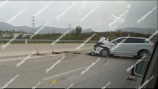 Aksident në autostradën Tiranë-Elbasan, përplasen dy makina, plagoset një nga shoferët
