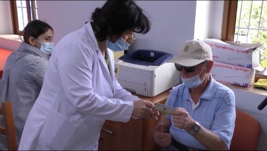 Vlorë/ Të moshuarit radhë për dozën e tretë të vaksinës, mjekja: Çdo ditë paraqiten rreth 20 qytetarë mbi 60 vjeç