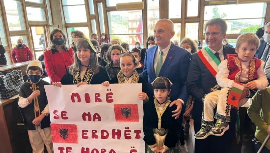 Meta këndon 'O e bukura more' me pjesëtarët e Komunitetit Arbëresh: Kënga më e vjetër ende gjallë falë dashurisë për Shqipërinë dhe identitetin kombëtar