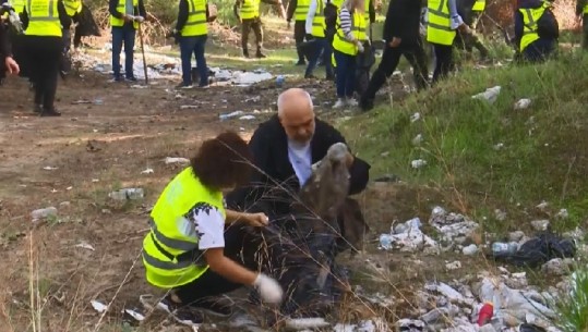 VIDEO/ Aksion për pastrimin rrënjësor të Shqipërisë, Rama 'përvesh mëngët' dhe ia nis punës në Pyllin e Sodës 