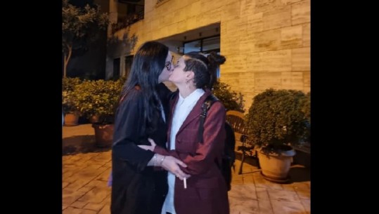 Xheni Karaj shkon në Kishën e Pastor Akil Panos me të dashurën, ironia: Shkova me mendje të hapur, mbeta sërish lesbike