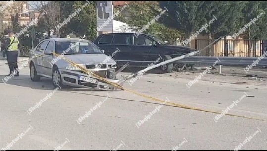 Aksident në Berat, përplasen dy automjete, plagosen një kalimtar i rastit dhe dy shoferët! Shkak dyshohet parakalimi i gabuar