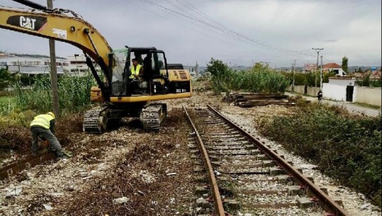 Rama publikon fotot: Nis puna për Hekurudhën e re Tiranë - Durrës me largimin e shinave të vjetra