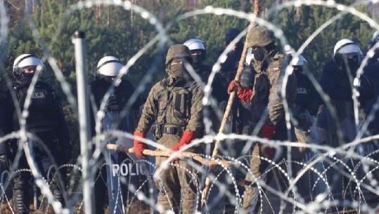 Polonia paralajmëron 'përshkallëzim të armatosur' me Bjellorusinë, ndërsa emigrantët grumbullohen në kufi