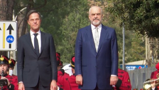 Mbërrin kryeministri holandez në Tiranë, pritet me ceremoni shtetërore nga Rama