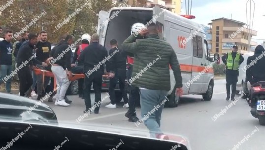 Aksident në Vlorë, makina përplas këmbësorin, dërgohet në spital (VIDEO)