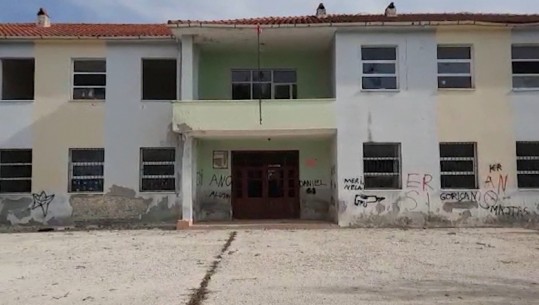 Shkolla u rrënua nga tërmeti, nxënësit në Dimal mësim në lokal, kryebashkiakja: Prindërit asnjë ankesë për kushtet, në të kundërtën do i zhvendosim në një fshat më larg