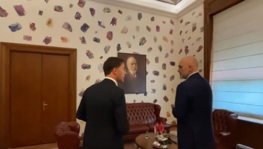 'Oh, kjo është zyra jote', kryeministri holandez mahnitet si Rama i kthen vizatimet në letër murale: Vazhdo kështu, je i veçantë (VIDEO)