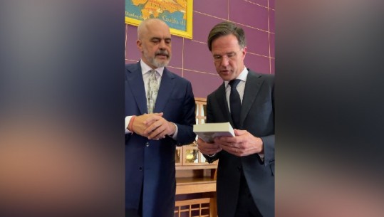 VIDEO/ Momenti kur Rama 'mbulon' me dhurata kryeministrin holandez, Mark Rutte