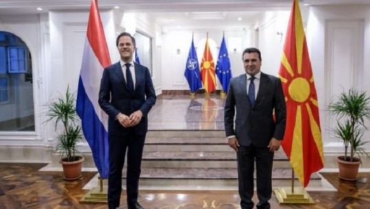 Pas vizitës në Tiranë, kryeministri holandez Mark Rutte mbërrin në Shkup, takon Zaev: Problemi me Bullgarinë duhet zgjidhur