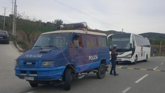U kap duke transportuar 9 sirianë të paligjshëm drejt Tiranës, arrestohet shoferi i autobusit në Gramsh