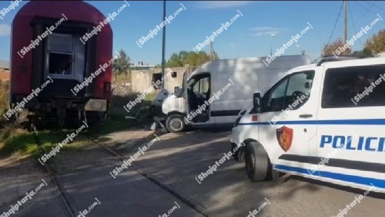 Durrës/ Furgoni përplaset me trenin, plagoset shoferi 51 vjeç (VIDEO)