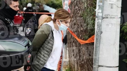 E shokuar dhe me pranga në duar, momenti i arrestimit të artistes shqiptare që qëlloi ndaj mjekut grek në sy të vajzës! E kishte paralajmëruar: Ora e ndëshkimit po afron