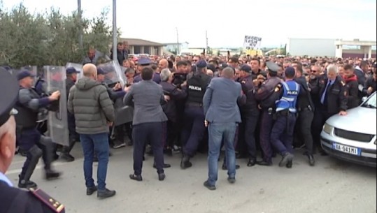 VIDEO/Fermerët protestë në Lushnjë kundër paketës së re fiskale, përplasen me policinë dhe bllokojnë autostradën: Kërkojmë subvencione për prodhimet bujqësore! Shoqërohen 15 persona