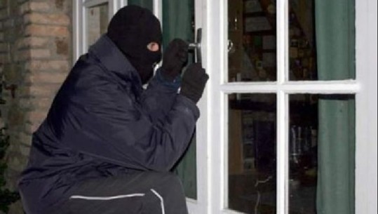 Ishte kthyer në 'makthin' e banorëve në Tiranë, vodhi 12 banesa, arrestohet 51-vjeçari i shpallur në kërkim! Metoda si i hapte dyert 